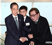 김상협 위원장과 인사 나누는 한덕수 총리