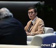 아구스틴 카르스텐스 사무총장과 대담하는 이창용 총재