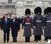 찰스 3세 국왕과 나란히 걷는 윤 대통령