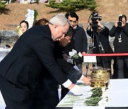 헌화하는 인요한 위원장