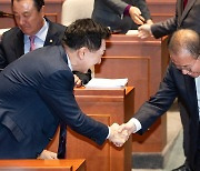 인사 나누는 김기현 국민의힘 대표와 윤재옥 원내대표