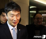 이복현 금감원장 野 '횡재세' 논의에 "거위 배 가르자는 것" 비판