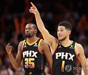 [NBA] '듀란트·부커 57점' 피닉스, 커리 침묵한 GSW 꺾고 5연승 질주