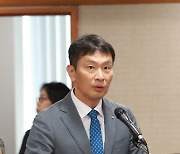 이복현 금감원장 "횡재세 법제화는 '거위 배' 가르는 꼴"