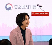 인사하는 이영 장관