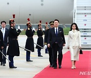 윤석열 대통령과 김건희 여사, 프랑스 파리 도착