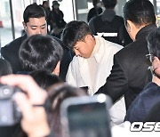 출국하는 손흥민,'최대한 많이 사인 해드릴게요' [사진]