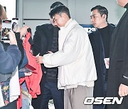 출국 앞서 팬사인 해주는 손흥민 [사진]