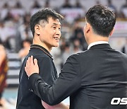 미소 보이며 형 승리 축하하는 조동현 감독 [사진]