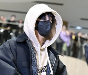 BTS 정국, '따뜻하게 입고 출국' [사진]