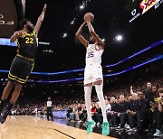 ‘듀란드X부커 57P 합작’ 피닉스, 벤치 분전한 GSW 제압…5연승 수확[NBA]