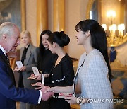 대영제국훈장 받는 블랙핑크 리사