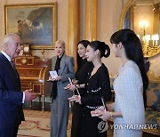 찰스 3세 국왕에게 대영제국훈장 받는 블랙핑크