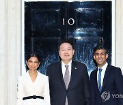 리시 수낵 영국 총리 내외와 기념촬영하는 윤석열 대통령