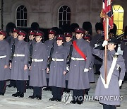 런던금융특구 시장 주최 만찬에서 의장대 사열하는 윤 대통령