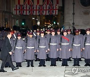 런던금융특구 시장 주최 만찬에서 의장대 사열하는 윤 대통령