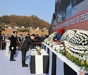 연평도 전투 영웅에게 참배하는 유승민