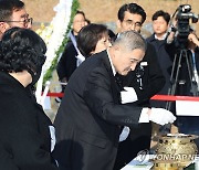 연평도 전투 영웅에게 참배하는 유가족들