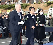 연평도 전투 영웅에게 헌화하는 인요한