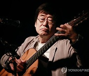 기타 연주하는 김창완