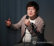 질문에 답하는 김창완