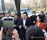 고덕역 앞서 주민들 만난 원희룡 장관