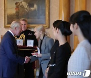 찰스 3세 국왕 훈장 받는 블랙핑크