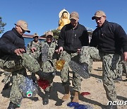 전통놀이 체험하는 칼빈슨함 승조원들