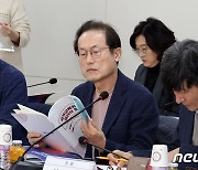 국가교육위 자료 살펴보는 조희연 교육감