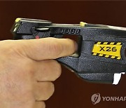 두꺼운 옷 못뚫은 테이저건…난동범 흉기에 역으로 경찰 중상