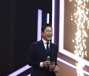 <현역가왕>으로 첫 트로트 예능 MC 맡은 신동엽 인터뷰