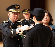 해양교육원에서 계급장 달아주는 김종욱 해경청장