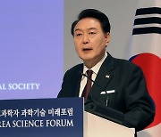 진중권, 윤 정부에 "대안도, 생각도 없이 그냥 감정적으로 대응한다"