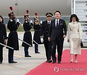 파리 도착해 의장대 사열하는 윤석열 대통령 내외