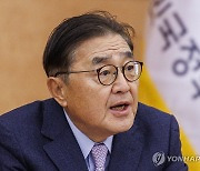 인사말 하는 미세먼지 특별위원장 인사말 하는 한덕수 총리