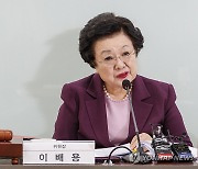 국가교육위 전체회의 인사말 하는 이배용 위원장