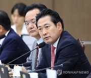 與 "野짬자미 본회의 강행시도…의장 직권상정권 박탈할 수도"