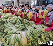 "받는 분들 환한 얼굴 생각하면 춥지 않아요"…대전 사랑의 김장나눔