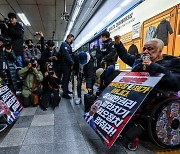 경찰, ‘퇴거불응’ 전장연 대표 체포