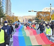 “차이를 차별하지 맙시다” 무지갯빛 행진…창원서 퀴어축제 열려