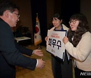 경남 최고 친절공무원에 사천시 조혜빈·김송이 주무관