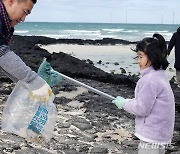 "제주 해변에서 쓰레기 주웠어요"