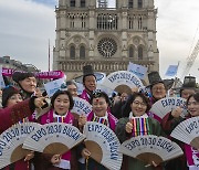 ‘엑스포 부산! 응원해주세요’… 발표 이틀 앞두고 파리 길거리 홍보 총력전