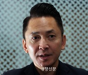 응우옌 “미국산 무기가 민간인 상대로 사용되는 것을 비판하는 건 미국 작가의 의무”