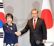 한일 외교장관 부산서 회담…'위안부 판결' 입장교환 주목