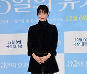 [TEN포토]신민아 '인형이랑 붕어빵'