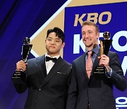 '투수 3관왕' 페디, 눈물의 MVP 수상...신인상은 '파이어볼러' 문동주