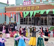 "춤 부르는 경사스러운 명절"… 지방의회 대의원 선거 풍경 [포토北]