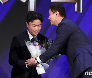 이승민에게 꽃다발 전달하는 이종열 단장