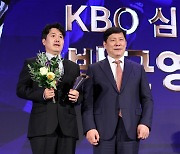 KBO 심판상 수상한 박근영 심판위원